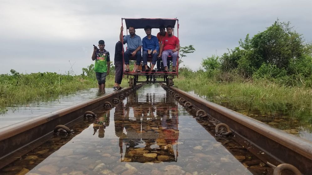 কুলাউড়ায় রেললাইনে পানি