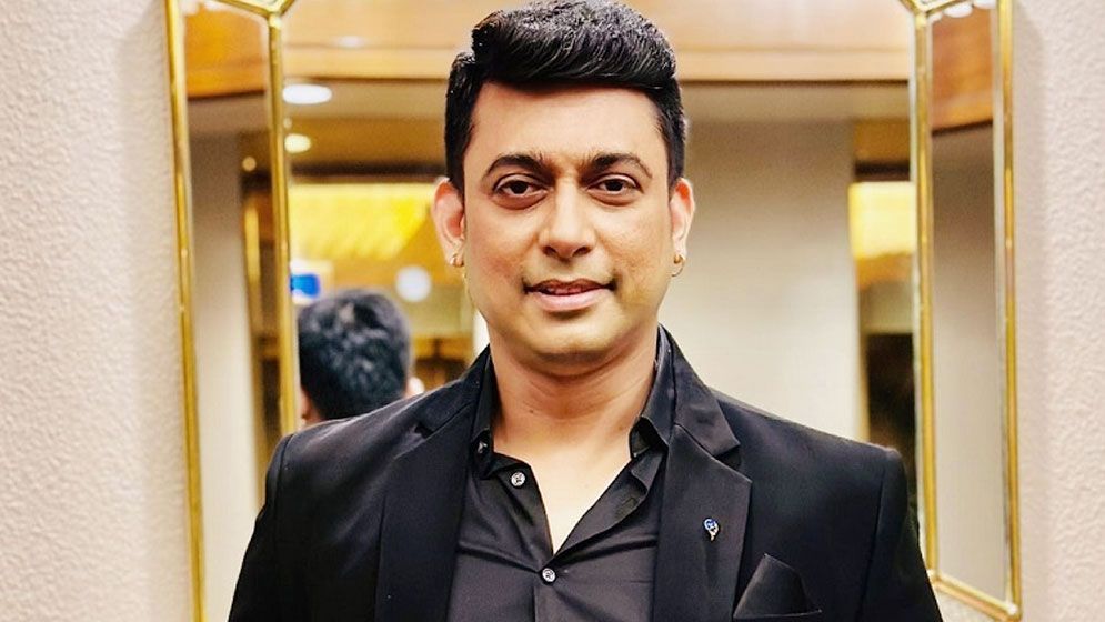 বাবা-মায়ের কবরের ছবি জুড়ে আবেগঘন স্ট্যাটাস জায়েদ খানের