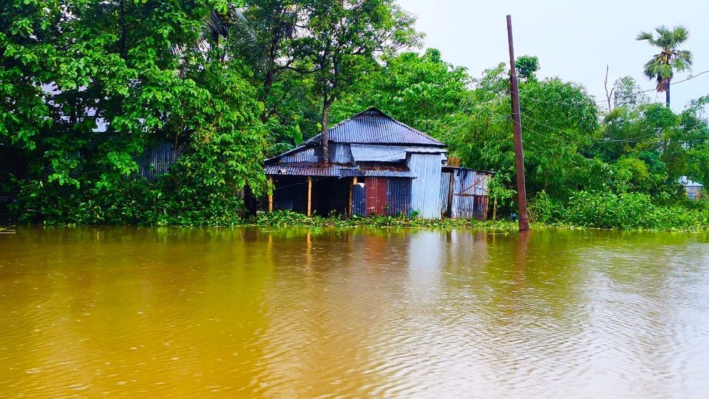 জুড়ীতে ভয়াবহ বন্যা; পানিতে ভাসছে গ্রামের পর গ্রাম