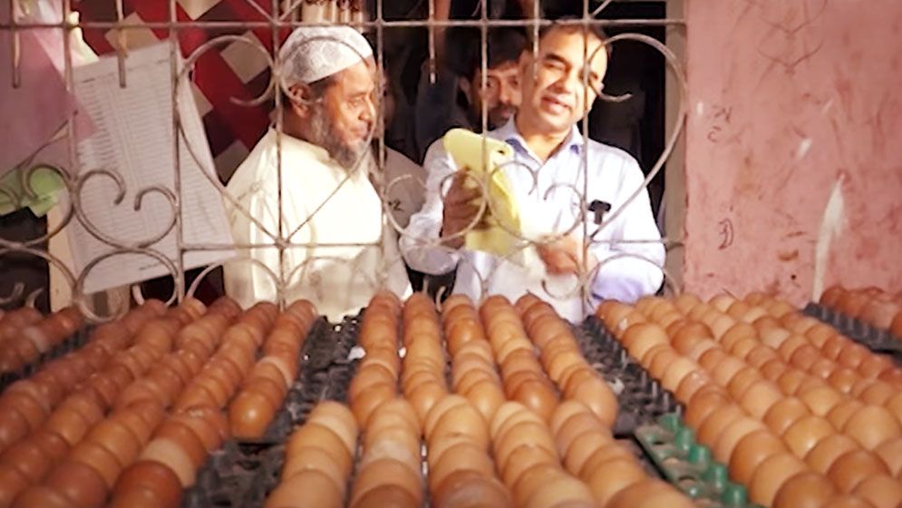 বেশি দামে বিক্রি, ডিমের আড়তে ভোক্তার অভিযান