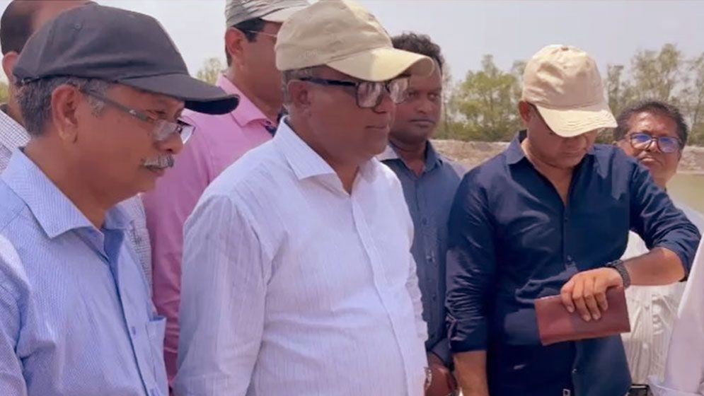 সাতক্ষীরার জরাজীর্ণ উপকূলীয় বেড়িবাঁধ পরিদর্শন
