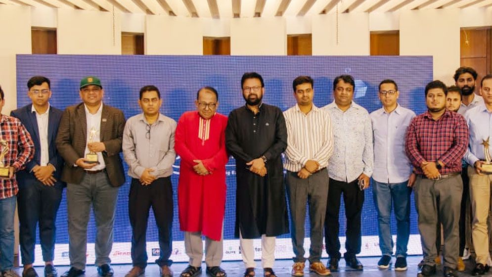 সাংবাদিক ও গুণীজনদের পুরস্কার দিলো ডিজিটাল মিডিয়া ফোরাম