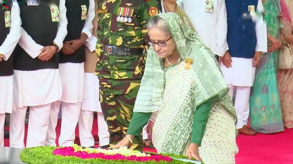 আ.লীগের প্লাটিনাম জয়ন্তীতে বঙ্গবন্ধুর প্রতিকৃতিতে শ্রদ্ধা