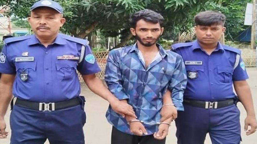 স্ত্রীকে কুপিয়ে হত্যার পর থানায় হাজির স্বামী