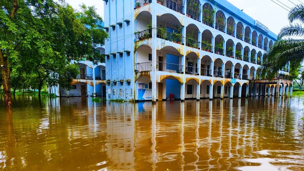 জুড়ীতে ভয়াবহ বন্যা; পানিতে ভাসছে গ্রামের পর গ্রাম