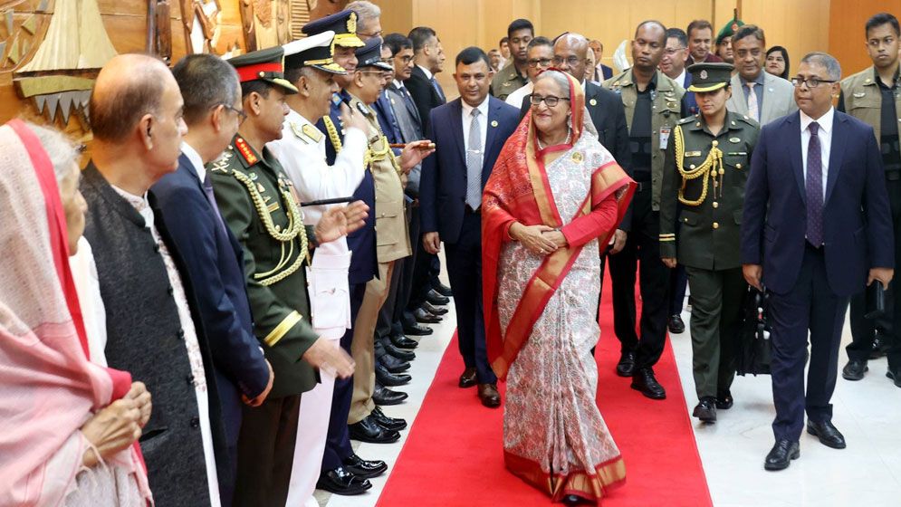দেশে ফিরেছেন প্রধানমন্ত্রী