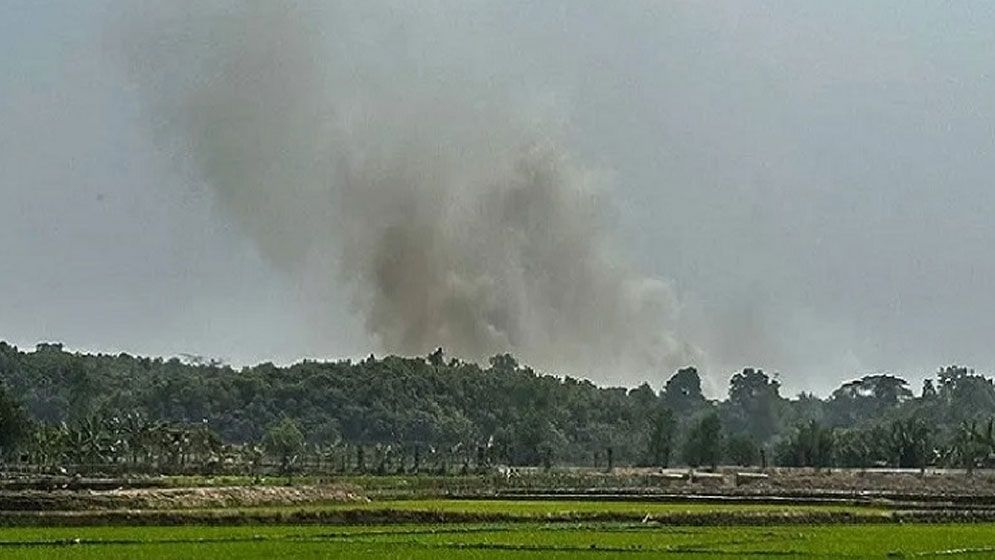 মর্টারশেল ও গোলাগুলির বিকট শব্দে কাঁপছে টেকনাফ