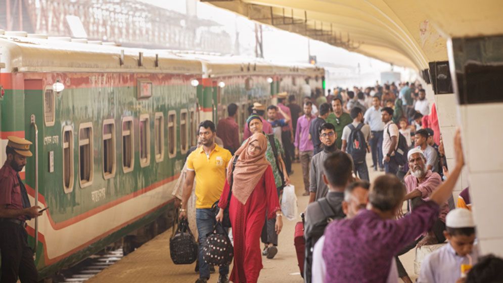 ঈদযাত্রা: ট্রেন দেরিতে ছাড়ায় যাত্রীদের ভোগান্তি