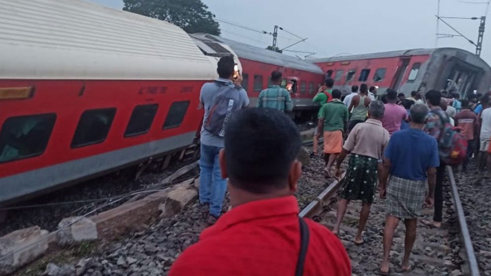 ট্রেন লাইনচ্যুত হয়ে নিহত ২, আহত ২০