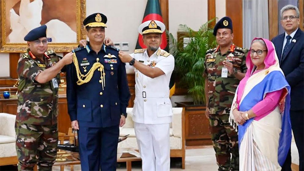 বিমান বাহিনী প্রধানের এয়ার চীফ মার্শাল র্যাংক পরিধান