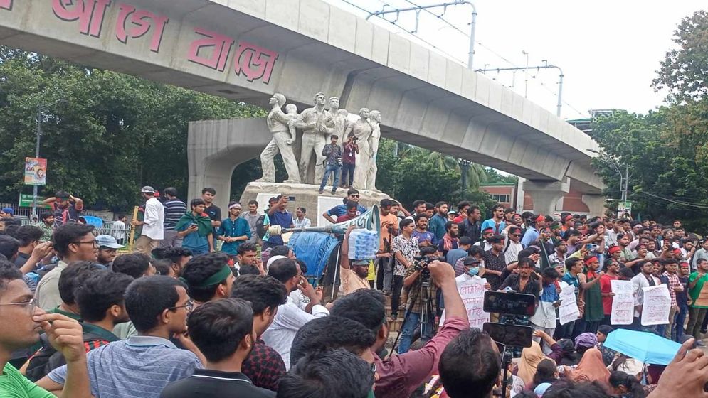 প্রধানমন্ত্রীর বক্তব্য প্রত্যাহারের দাবিতে শিক্ষার্থীদের বিক্ষোভ
