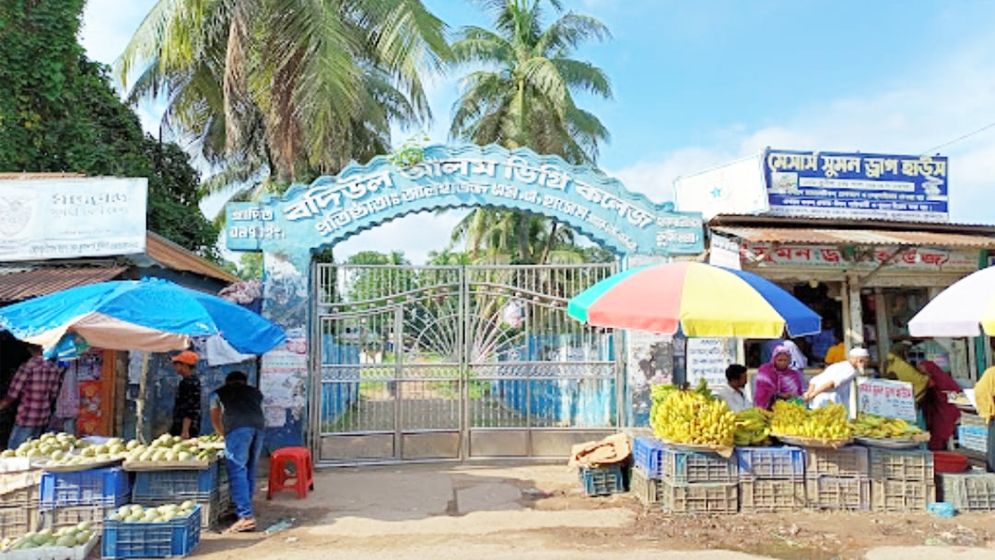 পুরাতন সিলেবাসে ১০ মিনিট চলল এইচএসসি পরীক্ষা