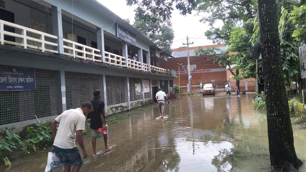 ফের পানি বাড়ায় দীর্ঘস্থায়ী বন্যার আশঙ্কা, দুর্ভোগে বানভাসীরা