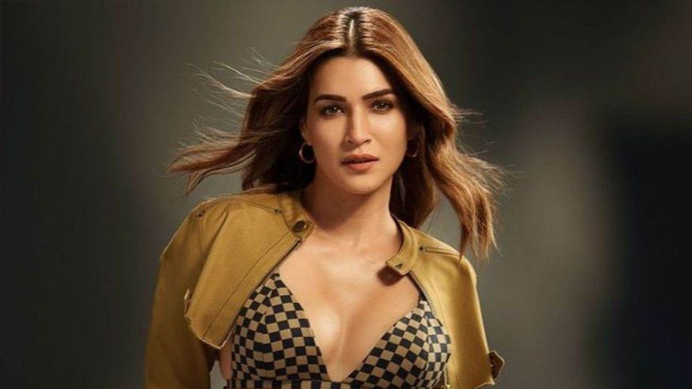 নির্জন দ্বীপে প্রেমিকের সঙ্গে একান্ত সময় কাটাচ্ছেন কৃতি!