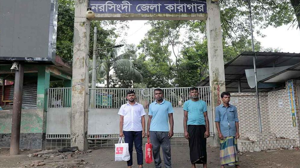 নরসিংদী কারগার থেকে পালানো ৩৮৯ বন্দির আত্মসমর্পণ, ৩ জঙ্গি গ্রেপ্তার