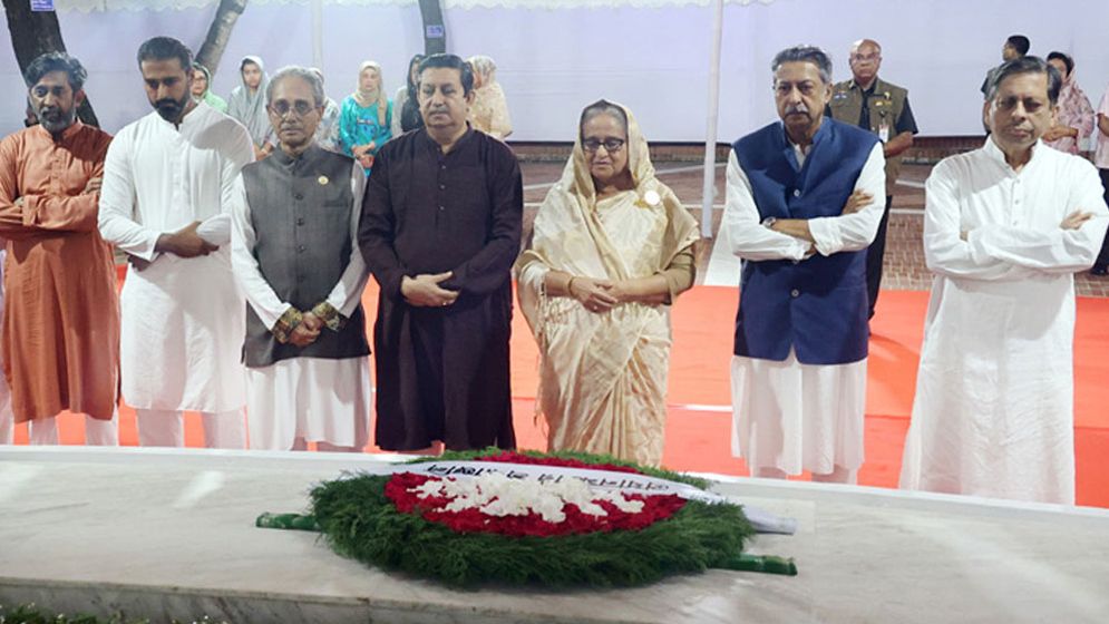 টুঙ্গিপাড়ায় বঙ্গবন্ধুর সমাধিতে প্রধানমন্ত্রীর শ্রদ্ধা