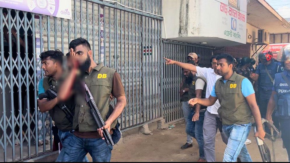 পাবনায় সাধারণ শিক্ষার্থীদের সঙ্গে পুলিশের সংঘর্ষ