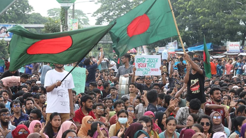 সড়ক-মহাসড়কে শিক্ষার্থীদের ‘বাংলা ব্লকেড’, দুর্ভোগে মানুষ