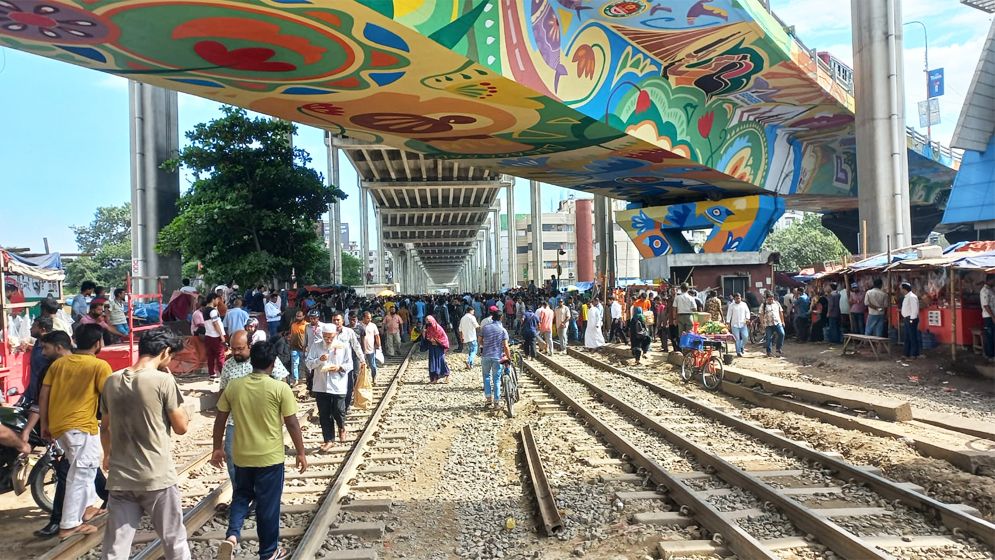 মহাখালীতে শিক্ষার্থীদের রেলপথ অবরোধ