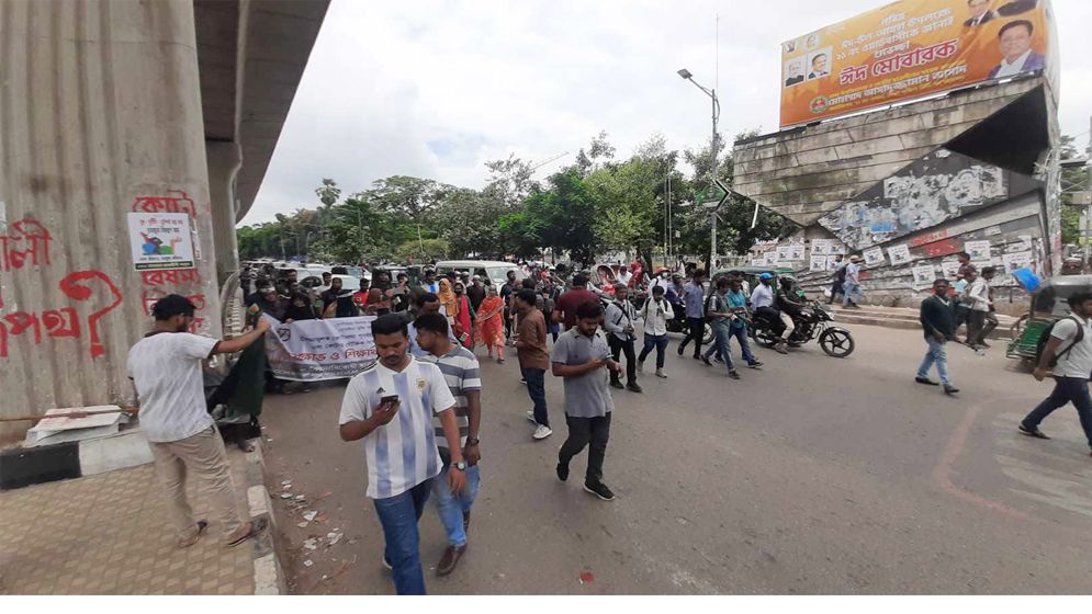 শাহবাগে অবস্থান নিয়েছেন আন্দোলনকারীরা