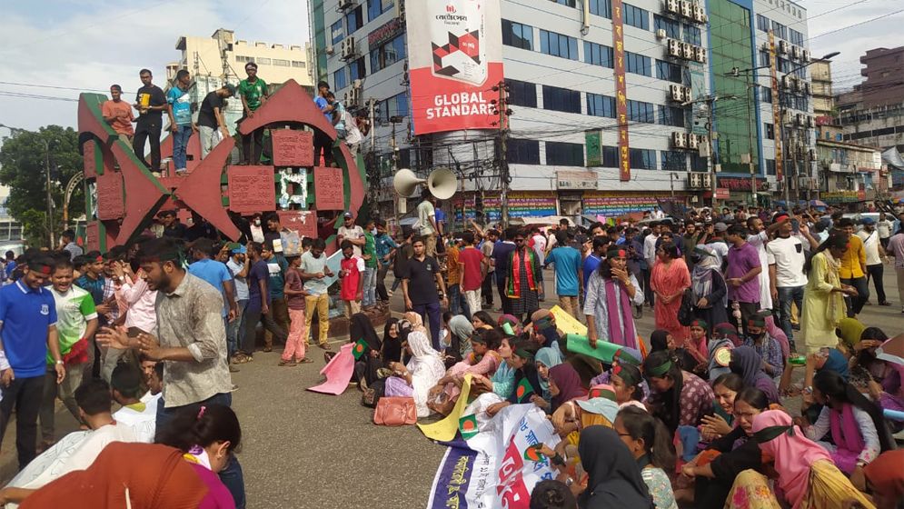 জবি শিক্ষার্থীদের ফের গুলিস্তান অবরোধ