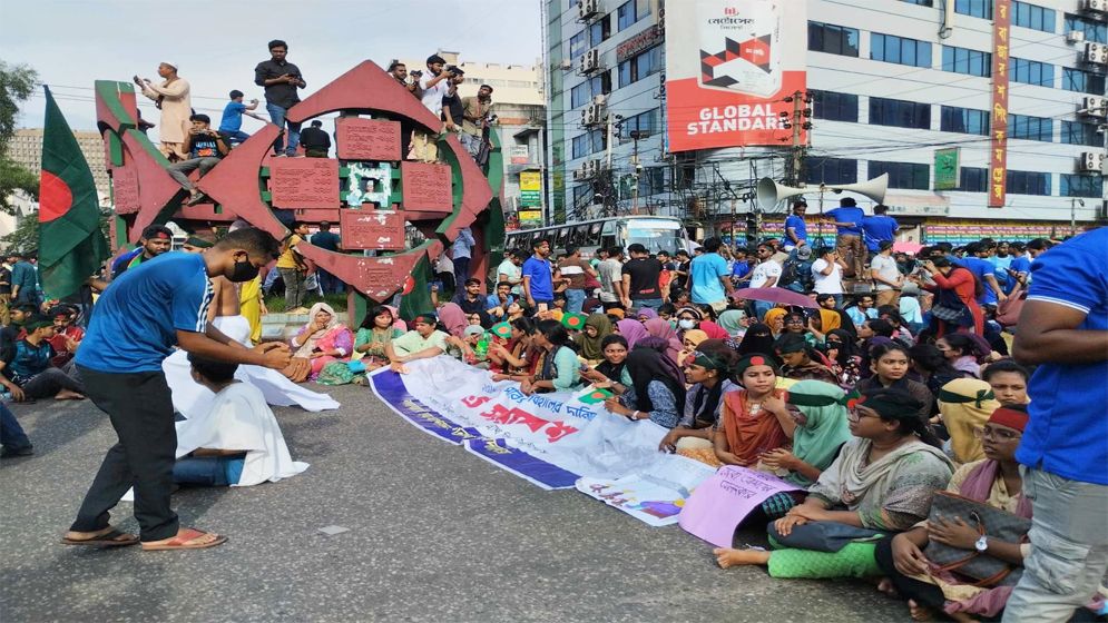 কোটা বাতিলের দাবিতে গুলিস্তান অবরোধ করলেন জবি শিক্ষার্থীরা