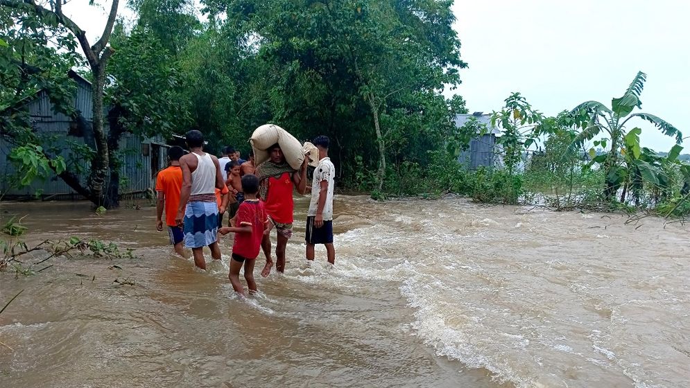 সুনামগঞ্জে পানি বেড়ে প্রবেশ করছে লোকালয়ে