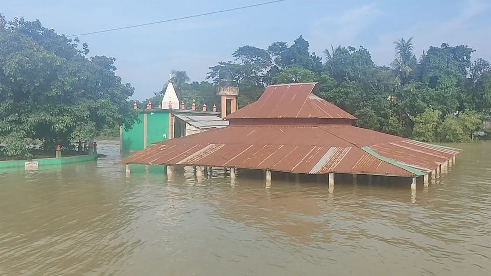 মধ্যনগরে বন্যার পানি কমছে ধীর গতিতে