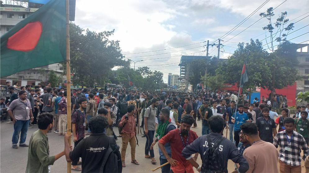 রাজধানী ঢাকার সঙ্গে সারাদেশের সড়ক-রেল যোগাযোগ বন্ধ