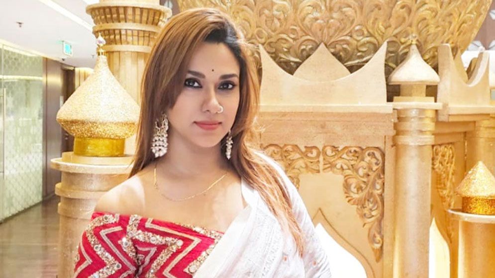চিত্রনায়িকা ববির রেস্টুরেন্ট দখল