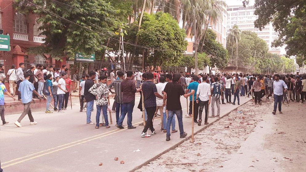 আবারো ঢাকা বিশ্ববিদ্যালয়ে সংঘর্ষ, ককটেল বিস্ফোরণ