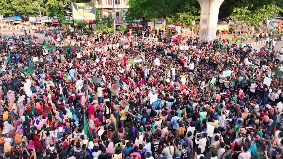 সড়ক-মহাসড়কে শিক্ষার্থীদের 'বাংলা ব্লকেড', দুর্ভোগে মানুষ