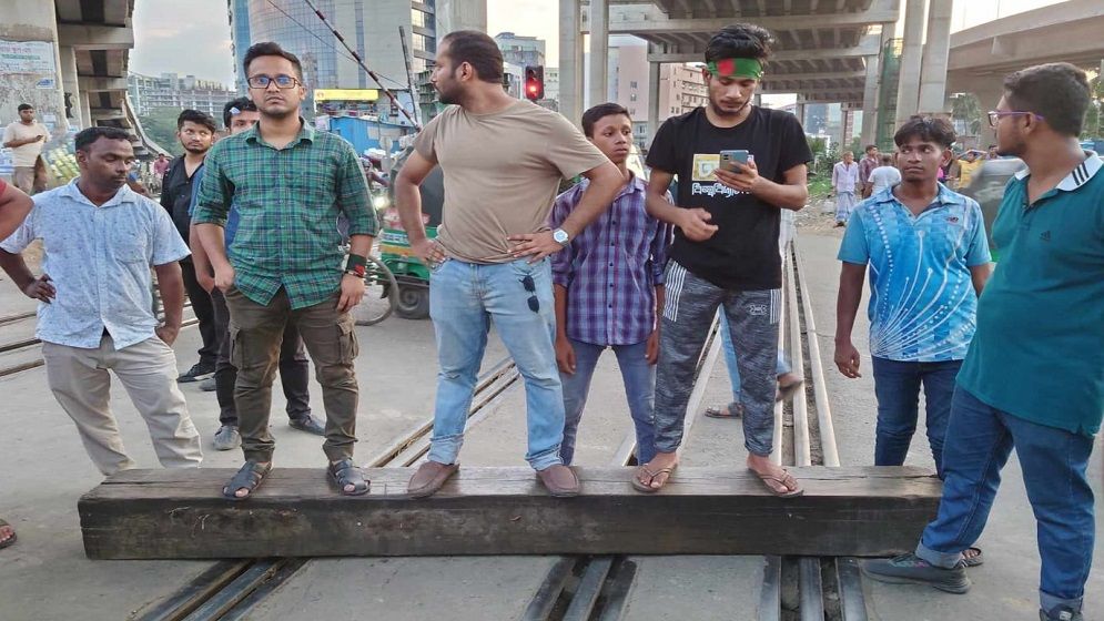 সড়ক-মহাসড়কে শিক্ষার্থীদের ‘বাংলা ব্লকেড’, দুর্ভোগে মানুষ