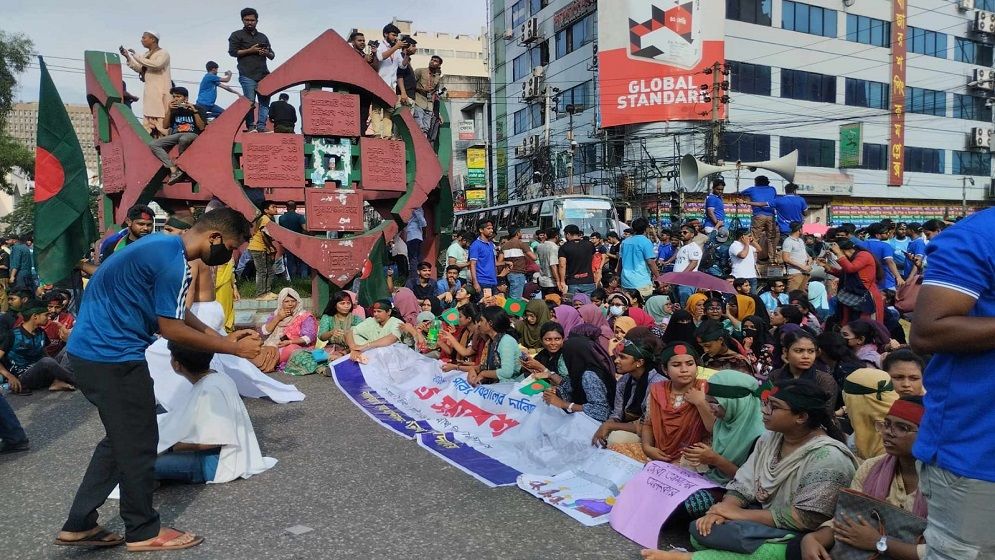 সড়ক-মহাসড়কে শিক্ষার্থীদের ‘বাংলা ব্লকেড’, দুর্ভোগে মানুষ
