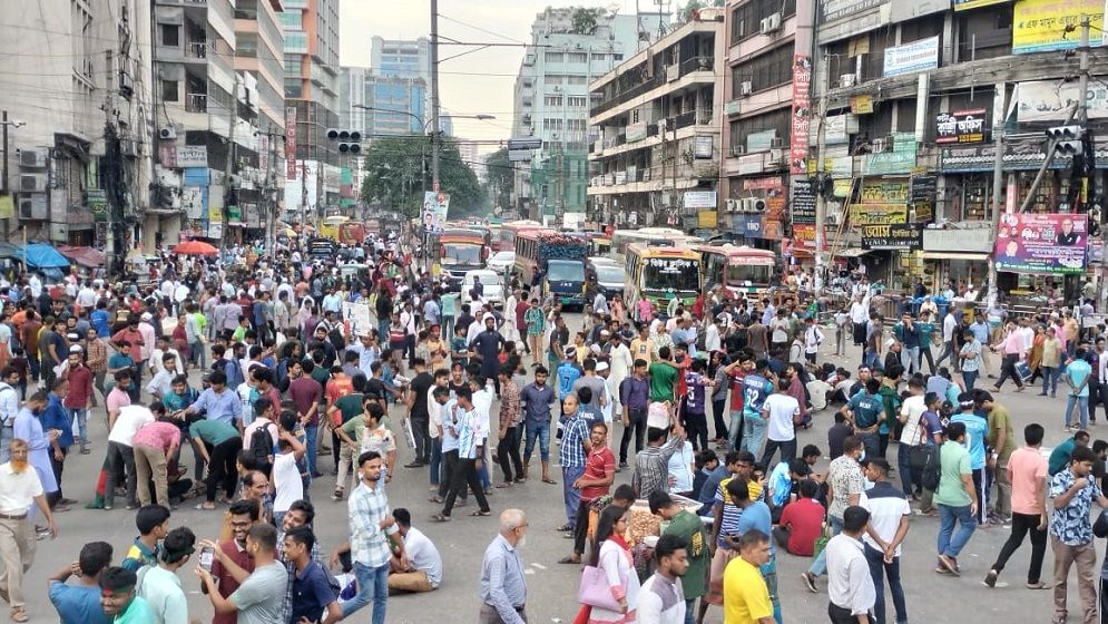 সড়ক-মহাসড়কে শিক্ষার্থীদের ‘বাংলা ব্লকেড’, দুর্ভোগে মানুষ