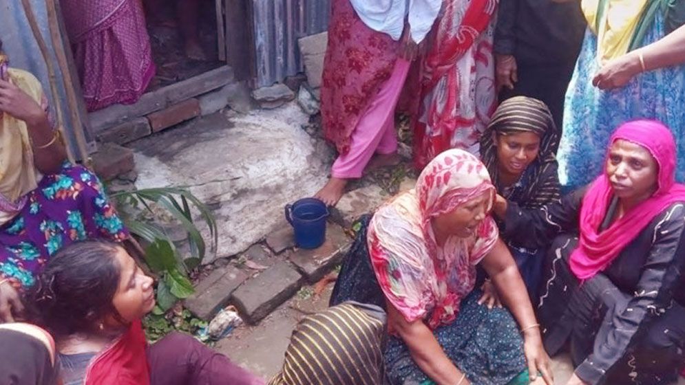ঘরে ঝুলছিল বাবা-মায়ের মরদেহ, খাটে পড়েছিল ২ কন্যার লাশ