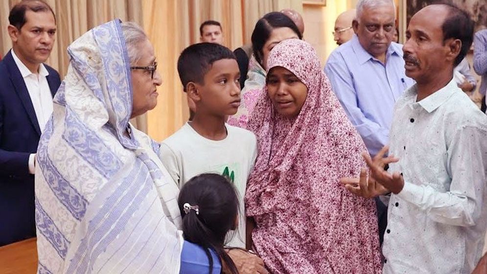 আমাকে দেখেন, আমি অনেক কষ্ট নিয়ে বেঁচে আছি: নিহতদের পরিবারকে প্রধানমন্ত্রী