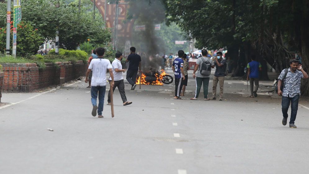 সারাদেশে আজ ‘কমপ্লিট শাটডাউন’, জরুরি সেবাছাড়া সব বন্ধের ঘোষণা