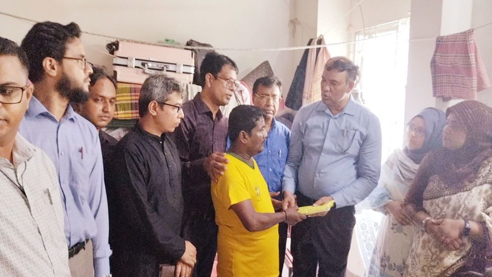 নিহত জবি শিক্ষার্থী তামিমের পরিবারকে খাদ্যসামগ্রী ও নগদ অর্থ প্রদান