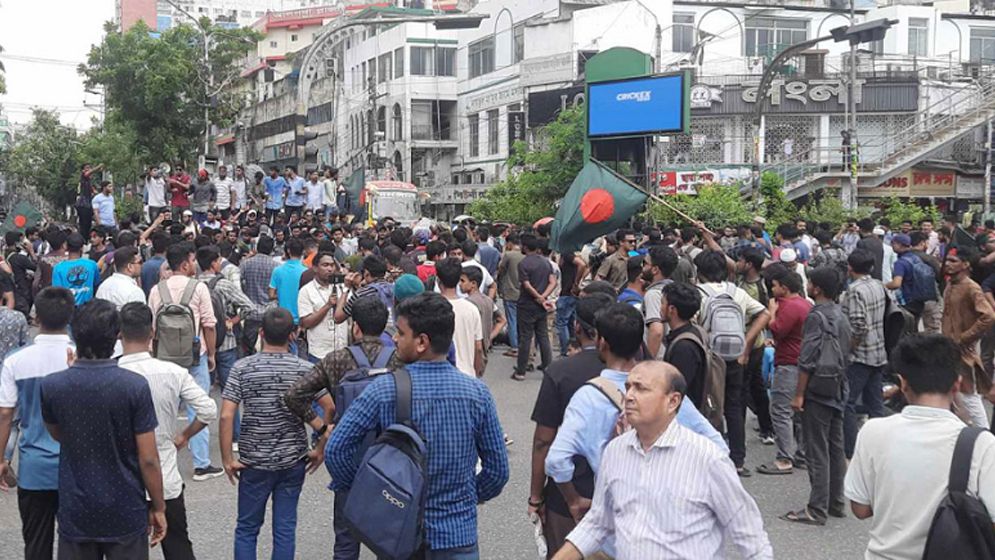 শিক্ষার্থী ও ছাত্রলীগের সংঘর্ষে রণক্ষেত্র সায়েন্সল্যাব