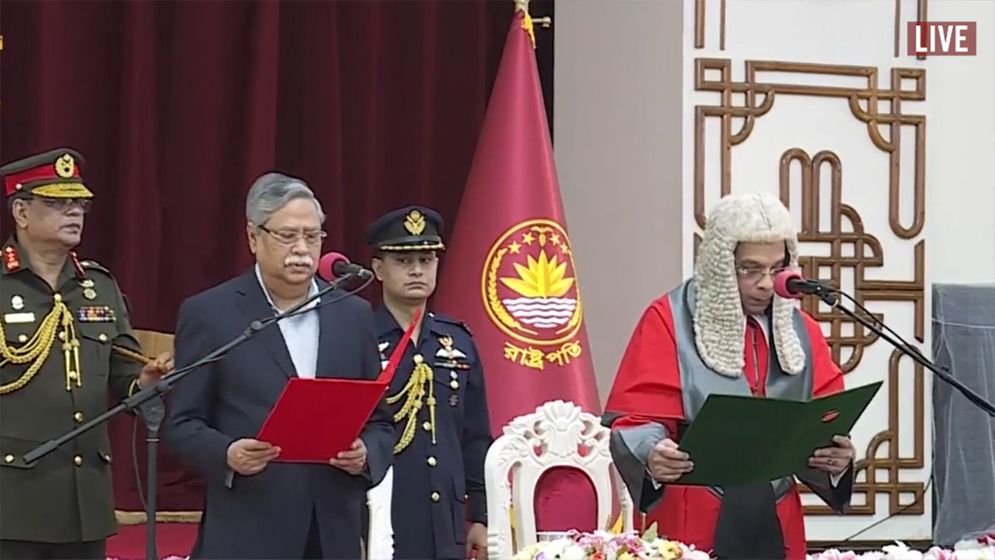 শপথ নিলেন প্রধান বিচারপতি সৈয়দ রেফাত আহমেদ