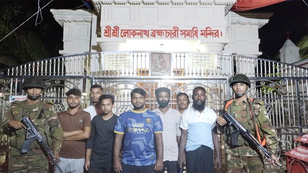 সোনারগাঁওয়ে মধ্যরাতে মন্দির পাহারায় মুসলিম যুবকরা