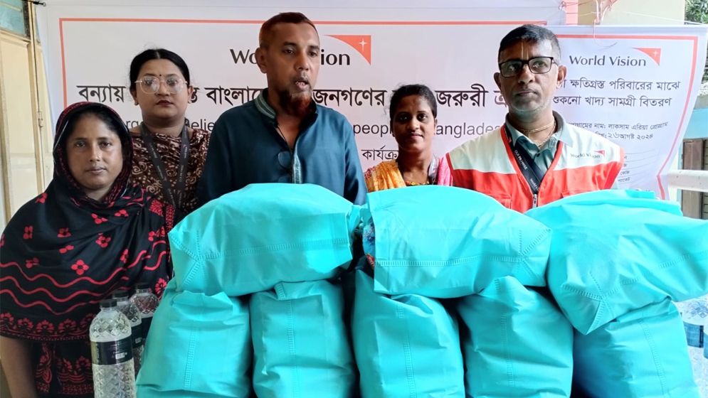 সুবিধা বঞ্চিত বন্যার্তদের মাঝে ওয়ার্ল্ড ভিশনের খাদ্য সহায়তা