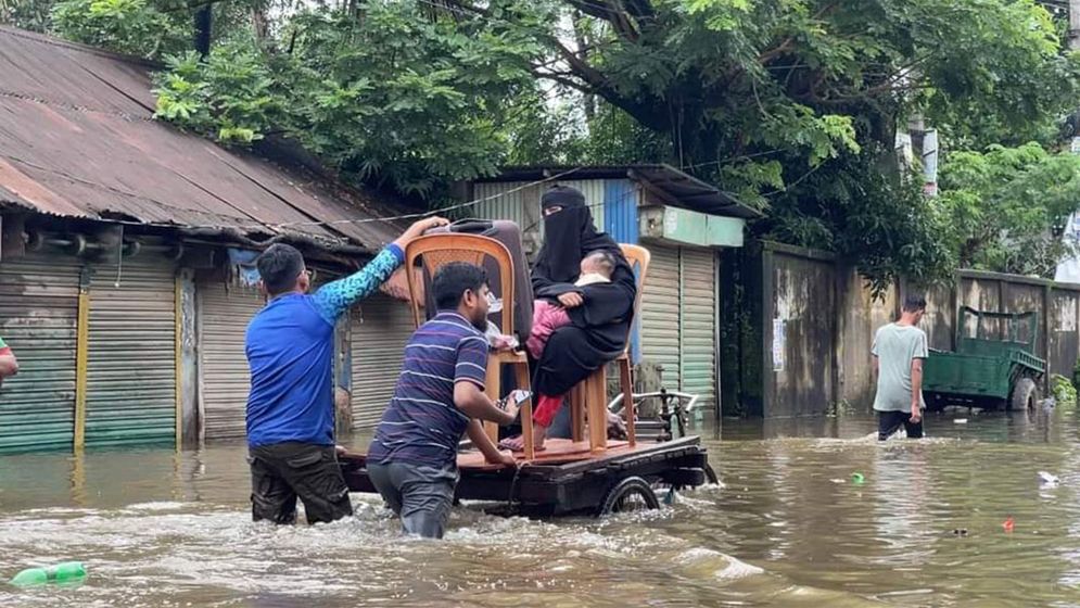 বন্যা পরিস্থিতি: পানি কমলেও আশ্রয়কেন্দ্র থেকে মানুষ যাবে কোথায়?
