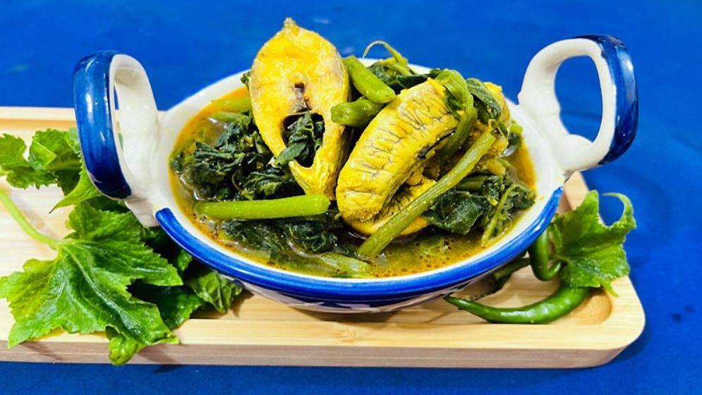 চাল কুমড়া পাতায় ইলিশের ঝোল: এক ভিন্ন স্বাদের উপাখ্যান