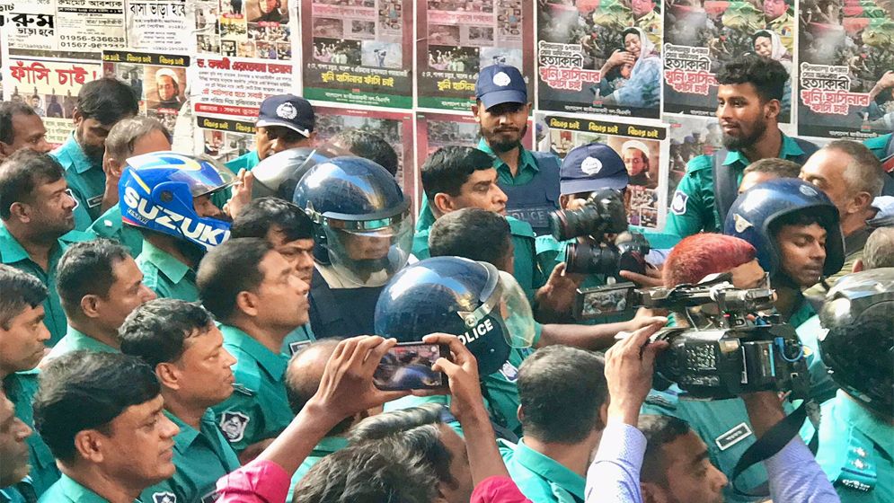 ভয়ে দৌড়ে হাজতখানায় ঢুকলেন হাসানুল হক ইনু