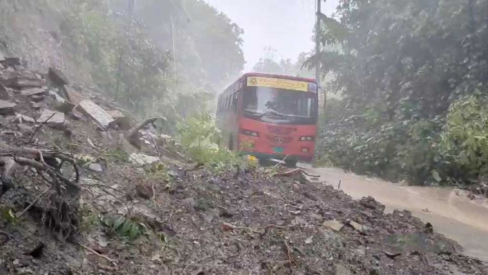 খাগড়াছড়িতে পাহাড় ধস, ৫ ঘণ্টা পর যান চলাচল স্বাভাবিক