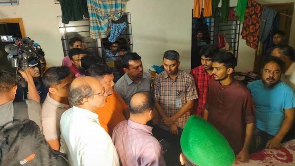 বন্যা দুর্গত আশ্রয়কেন্দ্র পরিদর্শন করলেন যুব ও ক্রীড়া উপদেষ্টা
