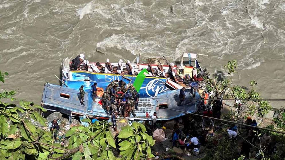 নেপালের বাস দুর্ঘটনায় মৃত বেড়ে ৪১