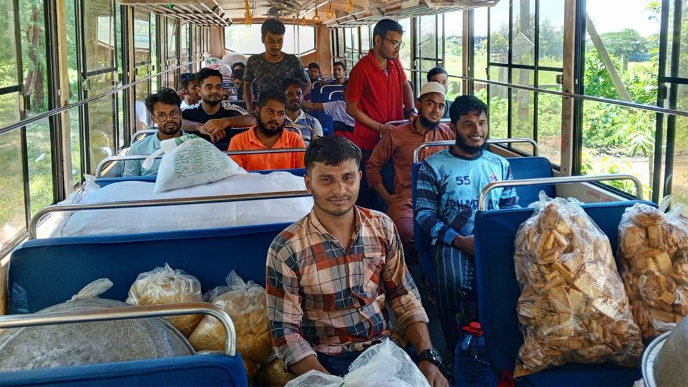 বন্যার্তদের পাশে নোবিপ্রবি, ঘুম নেই স্বেচ্ছাসেবীদের